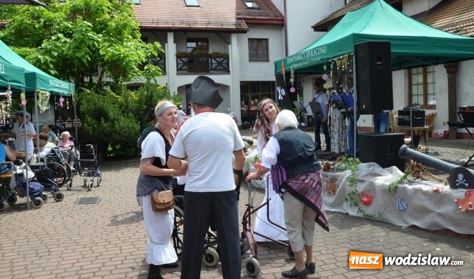 Zdjęcie w galerii na portalu naszwodzislaw.com: Mieszkańcy gorzyckiego DPS wspólnie z konsulami przywitali lato wiadomości z regionu