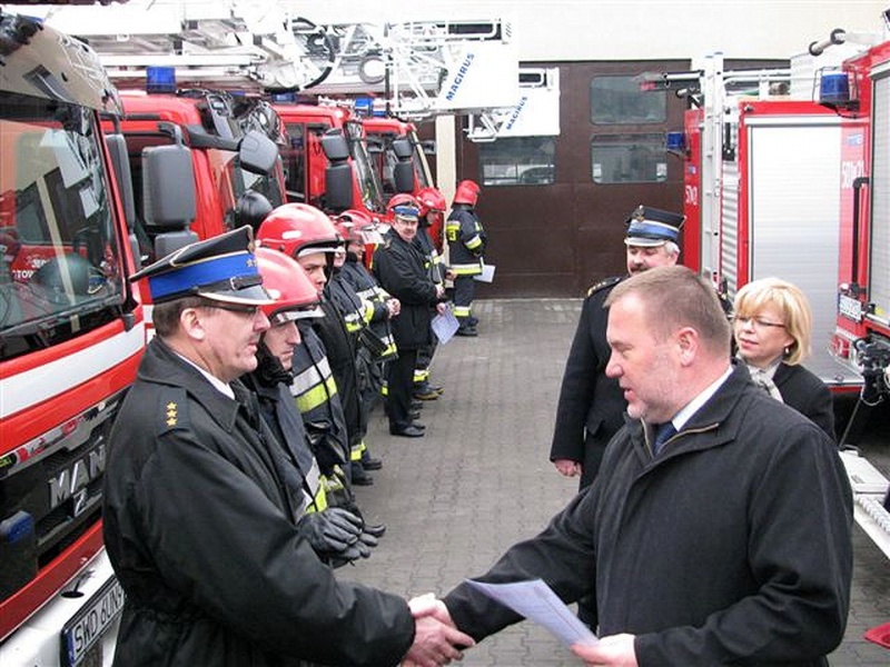 Zdjęcie w galerii na portalu naszwodzislaw.com: Strażacy dostali nowy wóz pożarniczy  wiadomości z regionu
