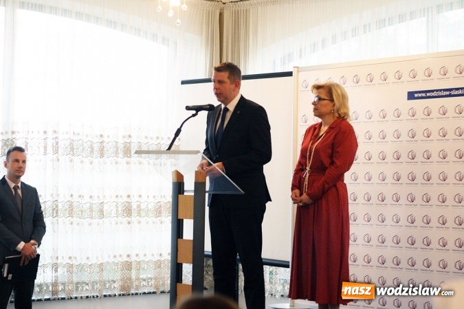 Zdjęcie w galerii na portalu naszwodzislaw.com: Pochylono się nad problemem niskiej emisji i roli samorządów i przedsiębiorstw w tej kwestii wiadomości z regionu