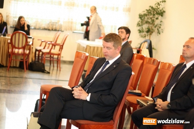 Zdjęcie w galerii na portalu naszwodzislaw.com: Pochylono się nad problemem niskiej emisji i roli samorządów i przedsiębiorstw w tej kwestii wiadomości z regionu