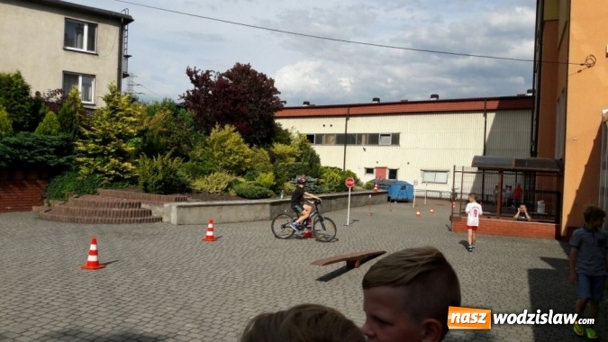 Zdjęcie w galerii na portalu naszwodzislaw.com: O bezpieczeństwie przed wakacjami. Miasteczko drogowe na festynie w Marklowicach  wiadomości z regionu