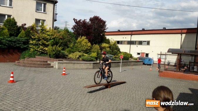 Zdjęcie w galerii na portalu naszwodzislaw.com: O bezpieczeństwie przed wakacjami. Miasteczko drogowe na festynie w Marklowicach  wiadomości z regionu