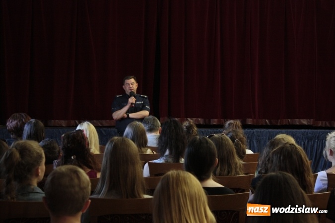 Zdjęcie w galerii na portalu naszwodzislaw.com: Sędzia i policjanci zawitali do wodzisławskiej Jedynki wiadomości z regionu