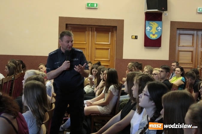 Zdjęcie w galerii na portalu naszwodzislaw.com: Sędzia i policjanci zawitali do wodzisławskiej Jedynki wiadomości z regionu
