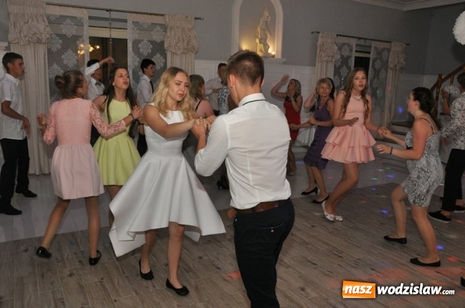 Zdjęcie w galerii na portalu naszwodzislaw.com: Komers gimnazjalistów klas III. Zobacz jak bawili się uczniowie z Mszany i Gogołowej!  wiadomości z regionu