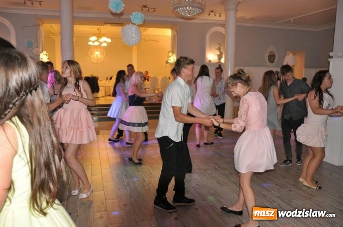 Zdjęcie w galerii na portalu naszwodzislaw.com: Komers gimnazjalistów klas III. Zobacz jak bawili się uczniowie z Mszany i Gogołowej!  wiadomości z regionu