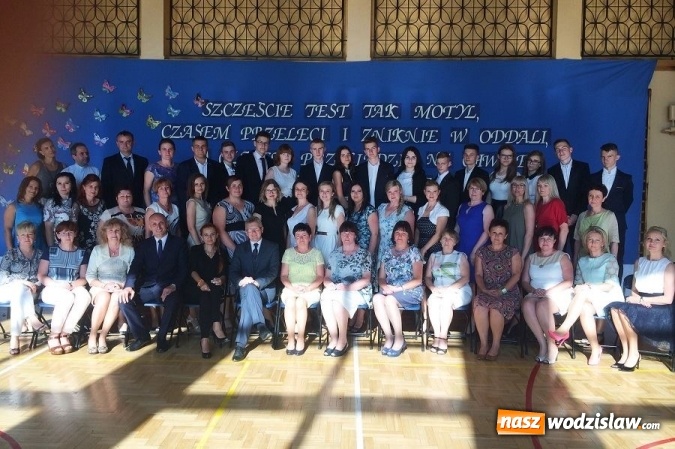 Zdjęcie w galerii na portalu naszwodzislaw.com: Komers gimnazjalistów klas III. Zobacz jak bawili się uczniowie z Mszany i Gogołowej!  wiadomości z regionu