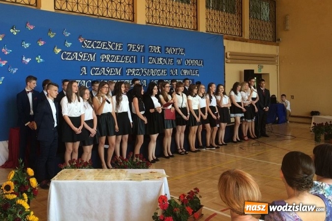 Zdjęcie w galerii na portalu naszwodzislaw.com: Komers gimnazjalistów klas III. Zobacz jak bawili się uczniowie z Mszany i Gogołowej!  wiadomości z regionu