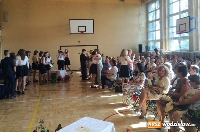 Zdjęcie w galerii na portalu naszwodzislaw.com: Komers gimnazjalistów klas III. Zobacz jak bawili się uczniowie z Mszany i Gogołowej!  wiadomości z regionu