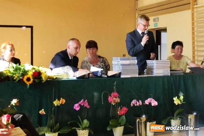 Zdjęcie w galerii na portalu naszwodzislaw.com: Komers gimnazjalistów klas III. Zobacz jak bawili się uczniowie z Mszany i Gogołowej!  wiadomości z regionu