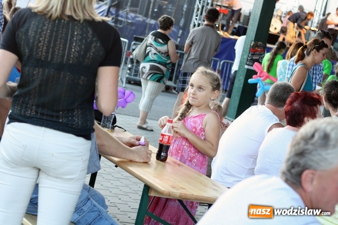 Zdjęcie w galerii na portalu naszwodzislaw.com: God&oacute;w się bawi. Odbył się festyn z okazji Dni Gminy i 600-lecia sołectwa Krostoszowice wiadomości z regionu