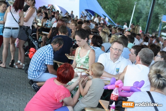 Zdjęcie w galerii na portalu naszwodzislaw.com: God&oacute;w się bawi. Odbył się festyn z okazji Dni Gminy i 600-lecia sołectwa Krostoszowice wiadomości z regionu