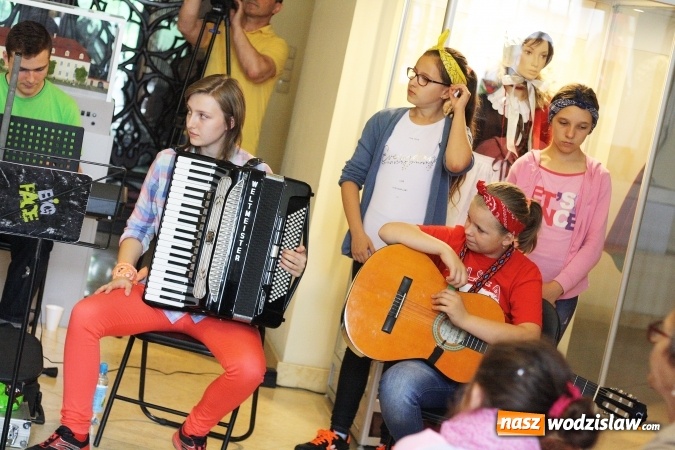 Zdjęcie w galerii na portalu naszwodzislaw.com: Mimo niepogody odbył się V Integracyjny Festyn Nocy Świętojańskiej wiadomości z regionu