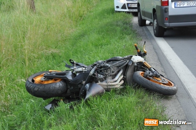 Zdjęcie w galerii na portalu naszwodzislaw.com: Śmiertelny wypadek na trasie Racibórz-Lubomia. Na Brzeskiej motocyklista zderzył się z samochodem rover wiadomości z regionu