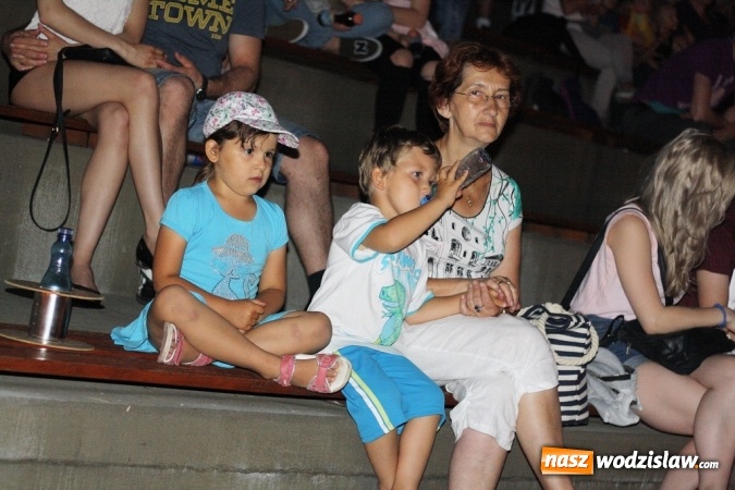 Zdjęcie w galerii na portalu naszwodzislaw.com: Rodzinny Park Rozrywki zamienił się w salę kinową wiadomości z regionu