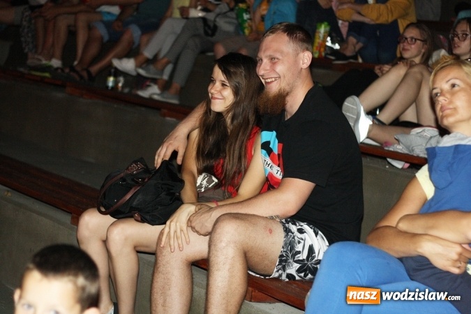 Zdjęcie w galerii na portalu naszwodzislaw.com: Rodzinny Park Rozrywki zamienił się w salę kinową wiadomości z regionu