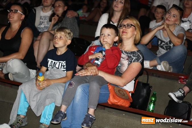 Zdjęcie w galerii na portalu naszwodzislaw.com: Rodzinny Park Rozrywki zamienił się w salę kinową wiadomości z regionu