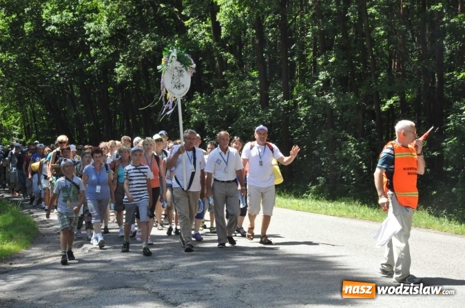 Zdjęcie w galerii na portalu naszwodzislaw.com: Pielgrzymi z Lubomi już w drodze do Częstochowy wiadomości z regionu