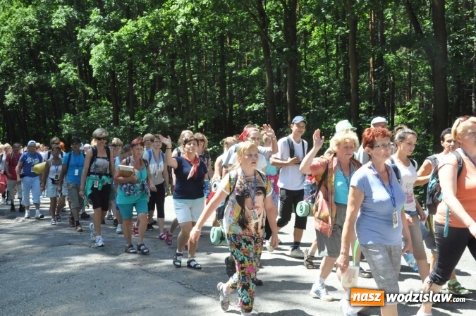 Zdjęcie w galerii na portalu naszwodzislaw.com: Pielgrzymi z Lubomi już w drodze do Częstochowy wiadomości z regionu