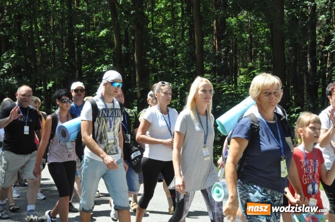 Zdjęcie w galerii na portalu naszwodzislaw.com: Pielgrzymi z Lubomi już w drodze do Częstochowy wiadomości z regionu