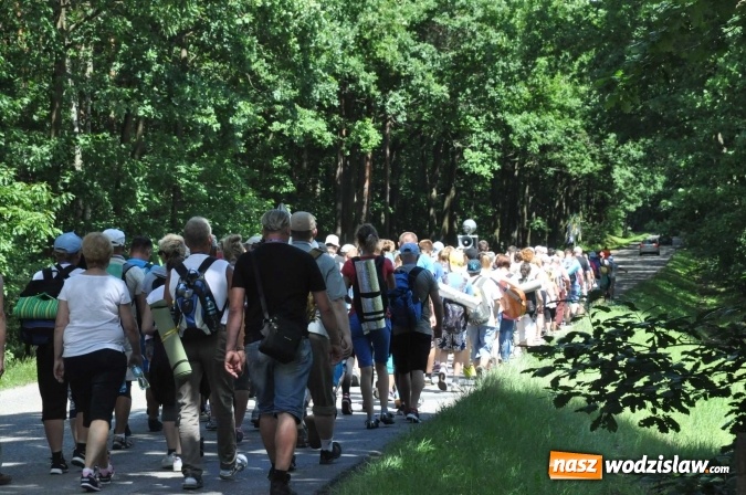 Zdjęcie w galerii na portalu naszwodzislaw.com: Pielgrzymi z Lubomi już w drodze do Częstochowy wiadomości z regionu