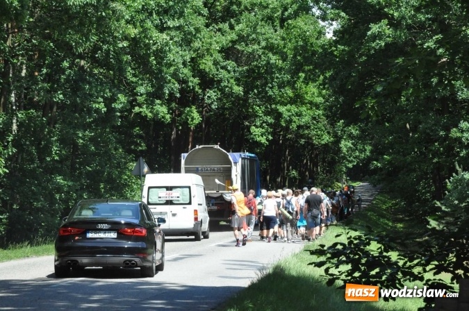 Zdjęcie w galerii na portalu naszwodzislaw.com: Pielgrzymi z Lubomi już w drodze do Częstochowy wiadomości z regionu