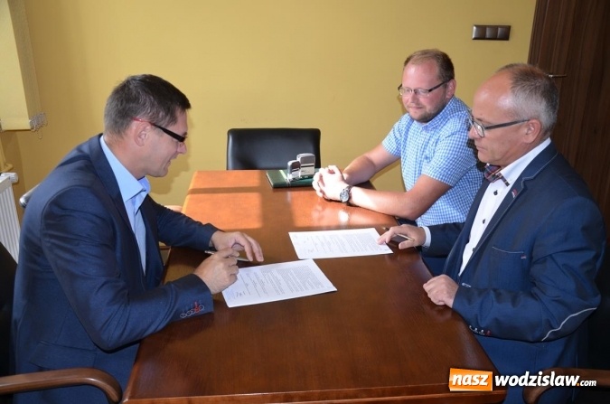 Zdjęcie w galerii na portalu naszwodzislaw.com: Bezpieczniej w rejonie szkoły i kościoła. Powstanie sygnalizacja świetlna na przejściu dla pieszych  wiadomości z regionu