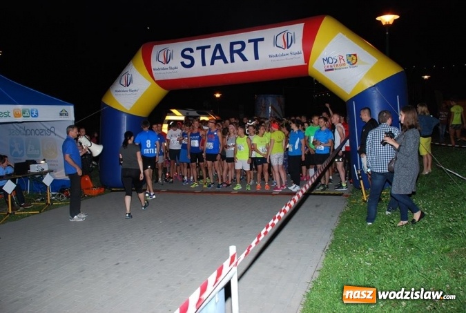 Zdjęcie w galerii na portalu naszwodzislaw.com: II Nocny Bieg z Gwiazdami na Trzech Wzg&oacute;rzach wiadomości z regionu