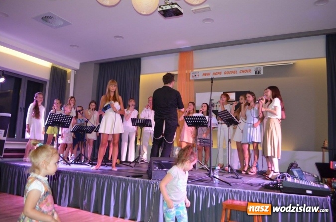 Zdjęcie w galerii na portalu naszwodzislaw.com: Zaśpiewali z wokalistą  programu The Voice of Poland wiadomości z regionu