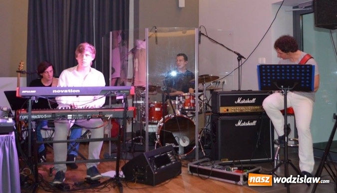 Zdjęcie w galerii na portalu naszwodzislaw.com: Zaśpiewali z wokalistą  programu The Voice of Poland wiadomości z regionu