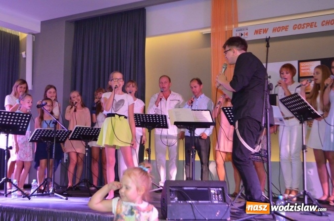 Zdjęcie w galerii na portalu naszwodzislaw.com: Zaśpiewali z wokalistą  programu The Voice of Poland wiadomości z regionu