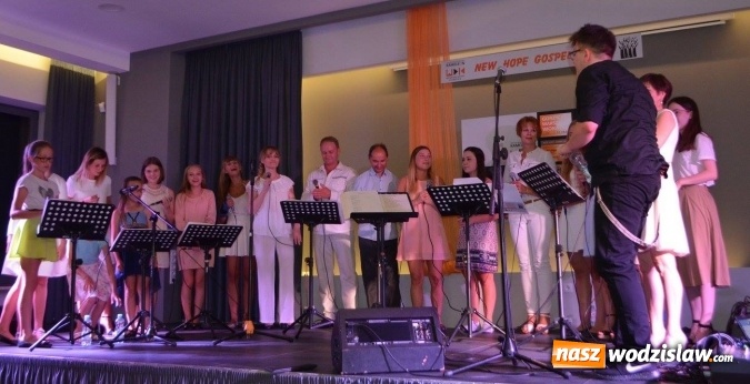 Zdjęcie w galerii na portalu naszwodzislaw.com: Zaśpiewali z wokalistą  programu The Voice of Poland wiadomości z regionu