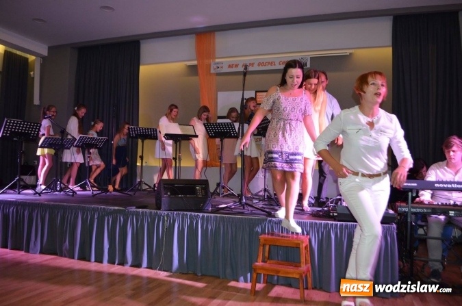 Zdjęcie w galerii na portalu naszwodzislaw.com: Zaśpiewali z wokalistą  programu The Voice of Poland wiadomości z regionu