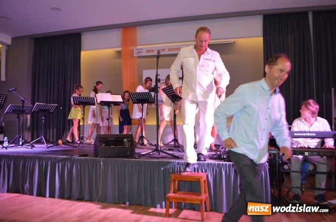 Zdjęcie w galerii na portalu naszwodzislaw.com: Zaśpiewali z wokalistą  programu The Voice of Poland wiadomości z regionu