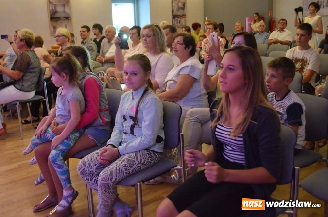 Zdjęcie w galerii na portalu naszwodzislaw.com: Zaśpiewali z wokalistą  programu The Voice of Poland wiadomości z regionu