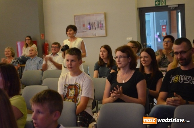 Zdjęcie w galerii na portalu naszwodzislaw.com: Zaśpiewali z wokalistą  programu The Voice of Poland wiadomości z regionu