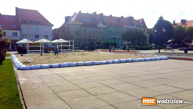 Zdjęcie w galerii na portalu naszwodzislaw.com: Wodzisławski rynek zamienia się w boisko do gry plażowej wiadomości z regionu