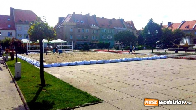 Zdjęcie w galerii na portalu naszwodzislaw.com: Wodzisławski rynek zamienia się w boisko do gry plażowej wiadomości z regionu
