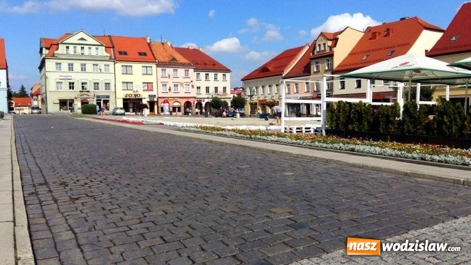 Zdjęcie w galerii na portalu naszwodzislaw.com: Wodzisławski rynek zamienia się w boisko do gry plażowej wiadomości z regionu