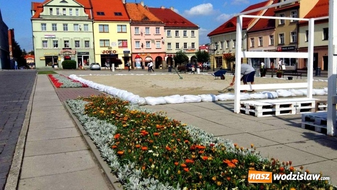 Zdjęcie w galerii na portalu naszwodzislaw.com: Wodzisławski rynek zamienia się w boisko do gry plażowej wiadomości z regionu