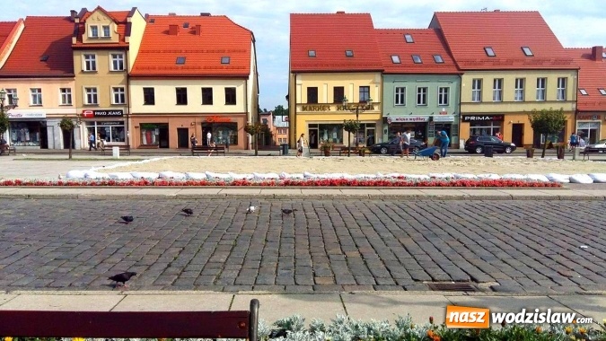 Zdjęcie w galerii na portalu naszwodzislaw.com: Wodzisławski rynek zamienia się w boisko do gry plażowej wiadomości z regionu