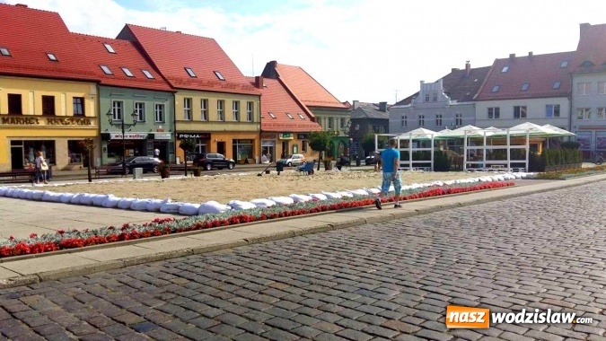 Zdjęcie w galerii na portalu naszwodzislaw.com: Wodzisławski rynek zamienia się w boisko do gry plażowej wiadomości z regionu