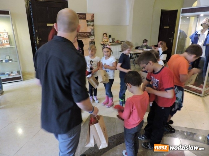 Zdjęcie w galerii na portalu naszwodzislaw.com: Zabawy na przek&oacute;r złej pogodzie wiadomości z regionu