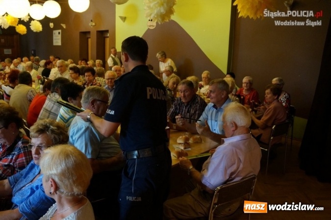 Zdjęcie w galerii na portalu naszwodzislaw.com: Jak działają oszuści? Policjanci przestrzegali senior&oacute;w wiadomości z regionu