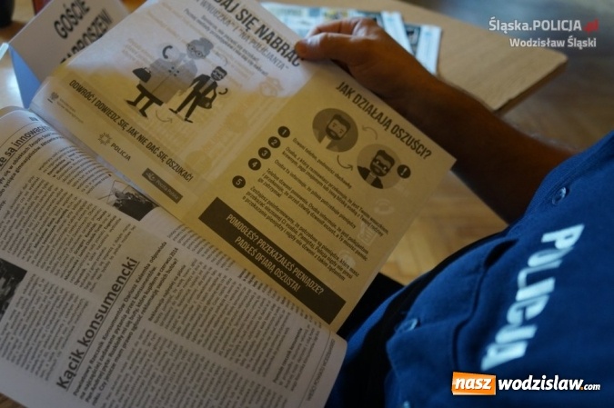 Zdjęcie w galerii na portalu naszwodzislaw.com: Jak działają oszuści? Policjanci przestrzegali senior&oacute;w wiadomości z regionu