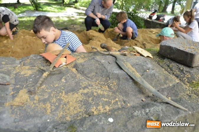 Zdjęcie w galerii na portalu naszwodzislaw.com: Poszukiwali skarb&oacute;w w Parku Miejskim wiadomości z regionu