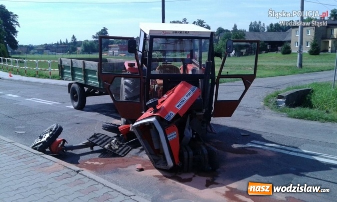 Zdjęcie w galerii na portalu naszwodzislaw.com: Połomia: Samochód osobowy zderzył się z ciągnikiem rolniczym wiadomości z regionu