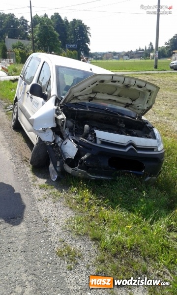 Zdjęcie w galerii na portalu naszwodzislaw.com: Połomia: Samochód osobowy zderzył się z ciągnikiem rolniczym wiadomości z regionu