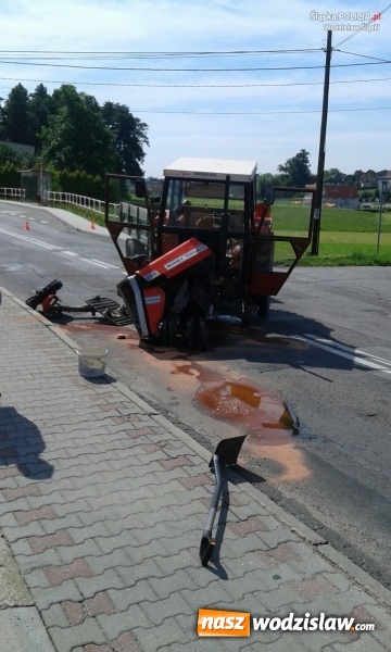 Zdjęcie w galerii na portalu naszwodzislaw.com: Połomia: Samochód osobowy zderzył się z ciągnikiem rolniczym wiadomości z regionu