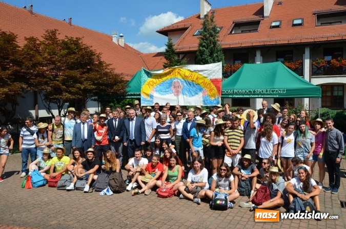 Zdjęcie w galerii na portalu naszwodzislaw.com: Młodzi Włosi z Bergamo odwiedzili DPS w Gorzycach wiadomości z regionu